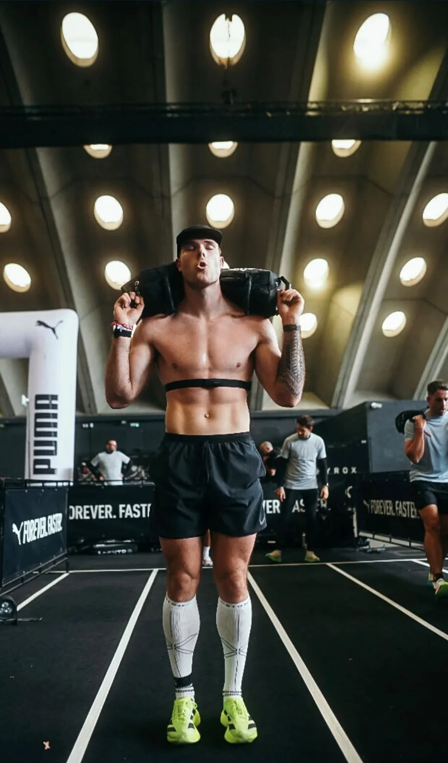 Julius Roters werkt aan kracht en uithoudingsvermogen tijdens een HYROX training