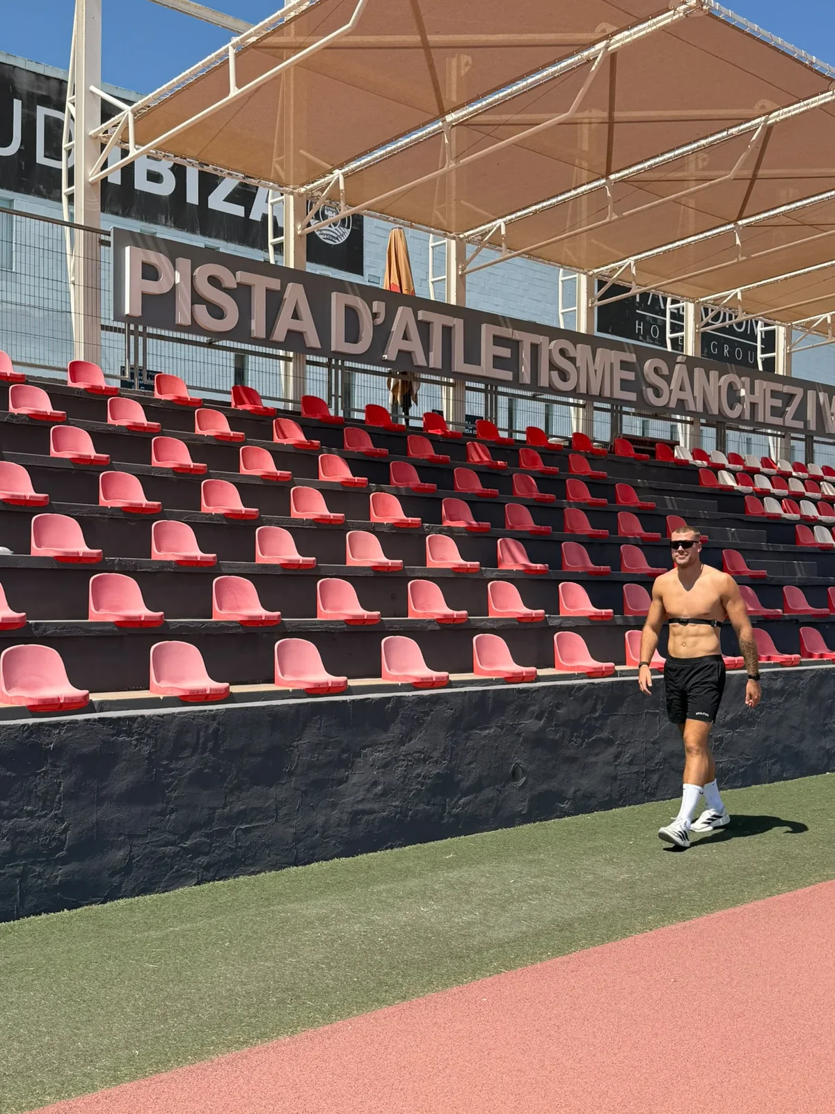 Julius op een atletiekbaan tijdens een training