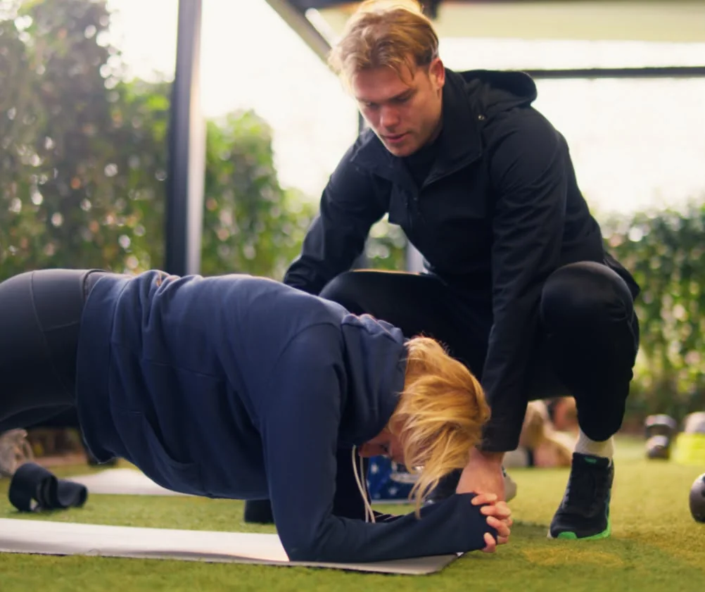 Julius geeft persoonlijke aanwijzingen tijdens een training