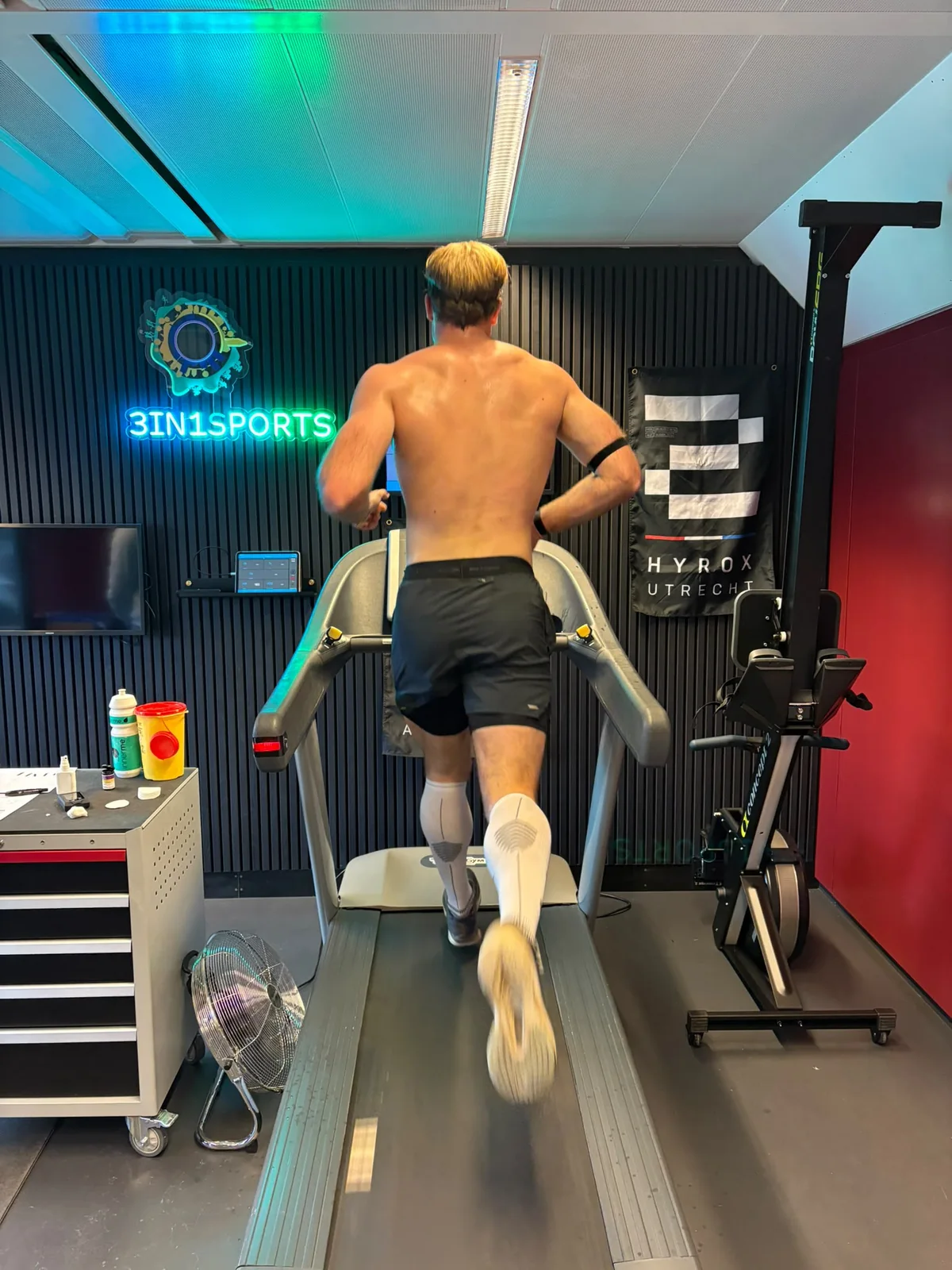 Julius op een loopband tijdens een training
